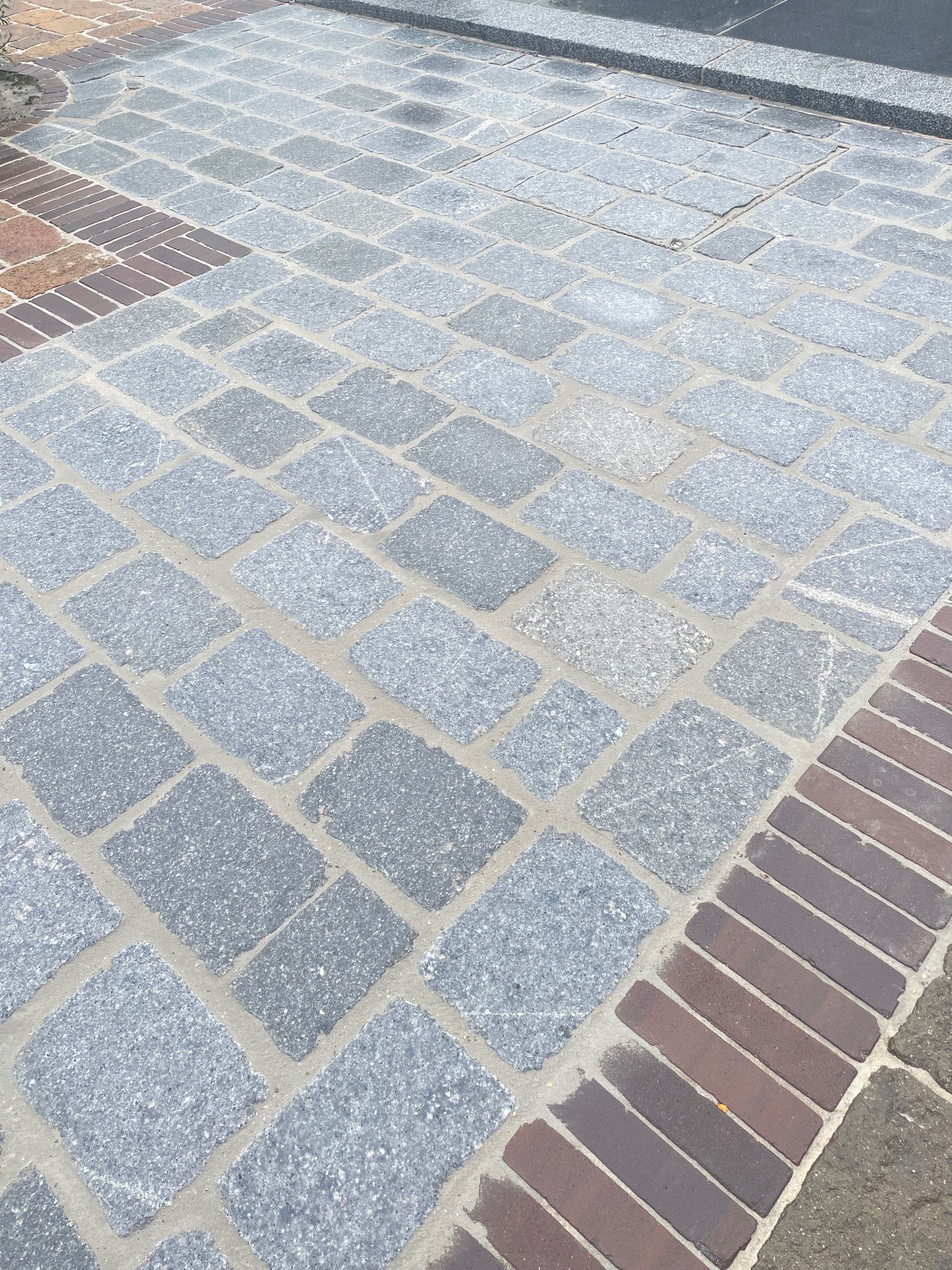 Gezaagde en gevlamde porfierkassei