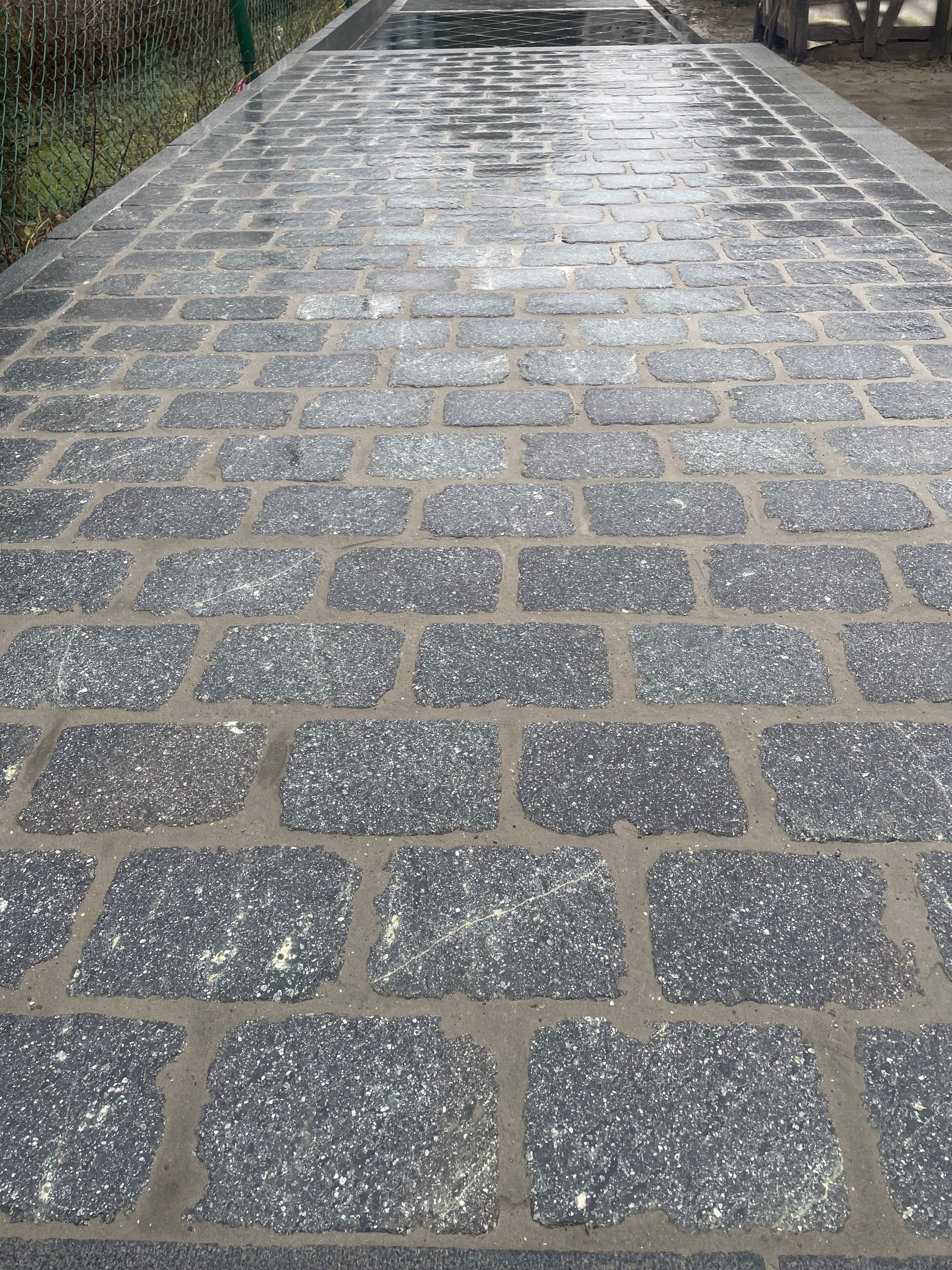 Gezaagde en gevlamde porfierkassei