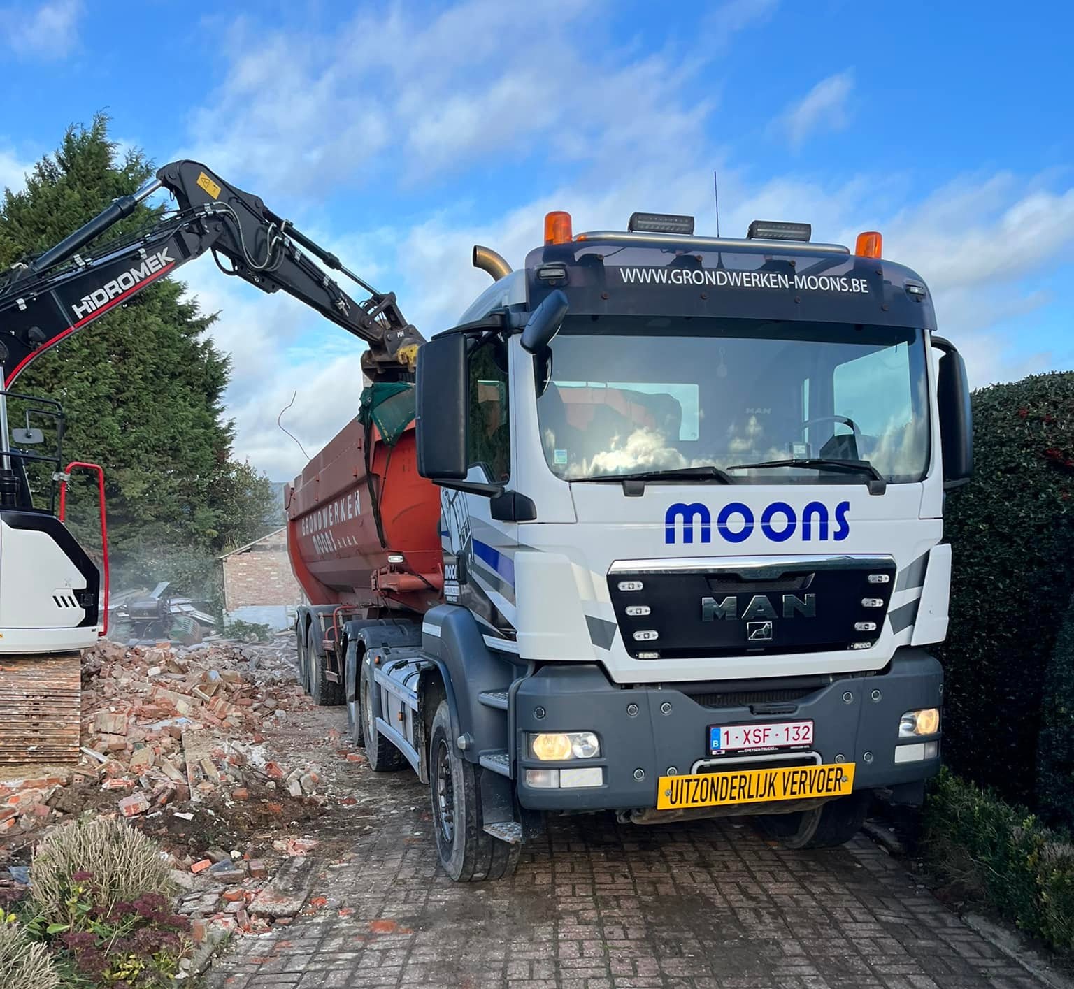 Containers plaatsen en afvoeren – Grondwerken Moons