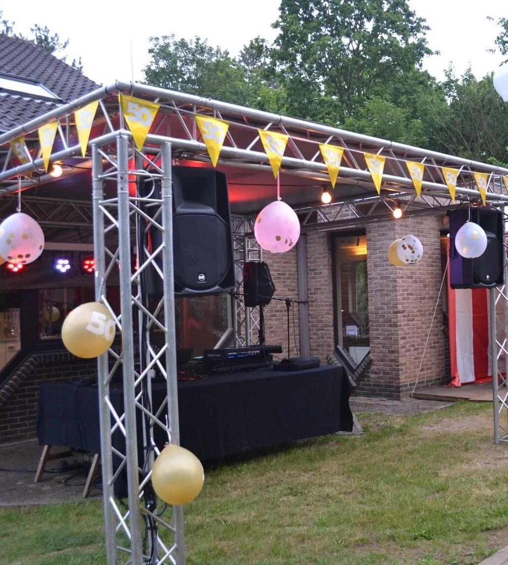 Licht en geluid huren voor een tuinfeest