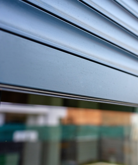 Poorten, rolluiken en zonwering geplaatst door Zentura Construction