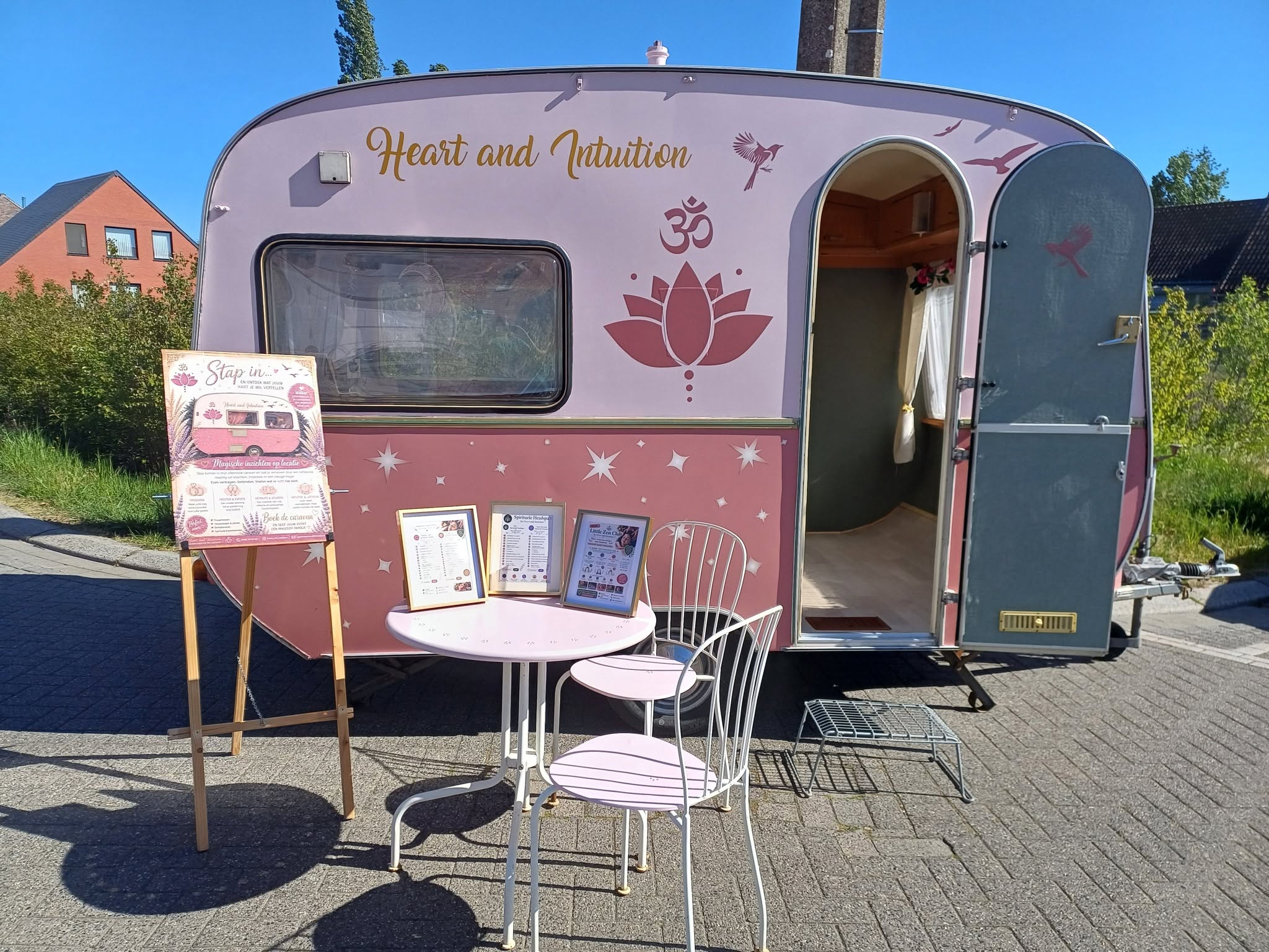 De reizende kaartlegster van Heart and Intuition op locatie